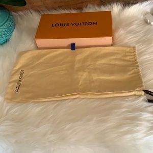 Authentic pre onwed LV box and Dustbag